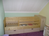 nábytek 54 - postel v kombinaci smrk,lamino, QUATRO Dřevostyl s.r.o. (truhlářství a tesařství, Tachov, Plzeňský kraj)
